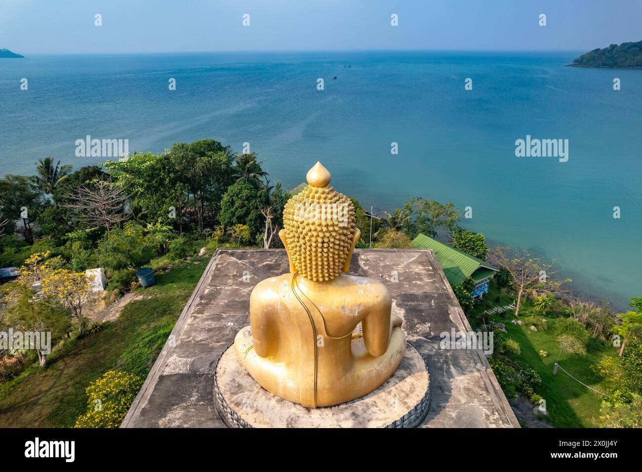 Der große Buddha von Wat Ao Salat im Fischerdorf Ban Ao Salad aus der Luft, Ko Kut Island oder Koh Kood Island im Golf von Thailand, Asien Stockfoto
