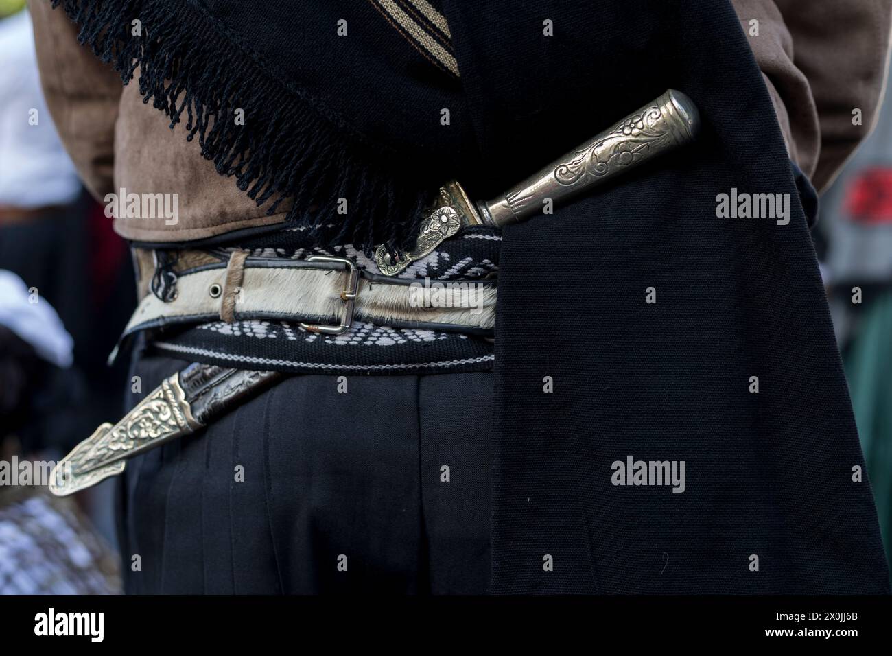 Rückansicht im Detail des traditionellen Gürtels und Messers (Facon) eines argentinischen Gauchos. Nahaufnahme, nicht erkennbare Person. Konzept argentinische Kultur und T Stockfoto