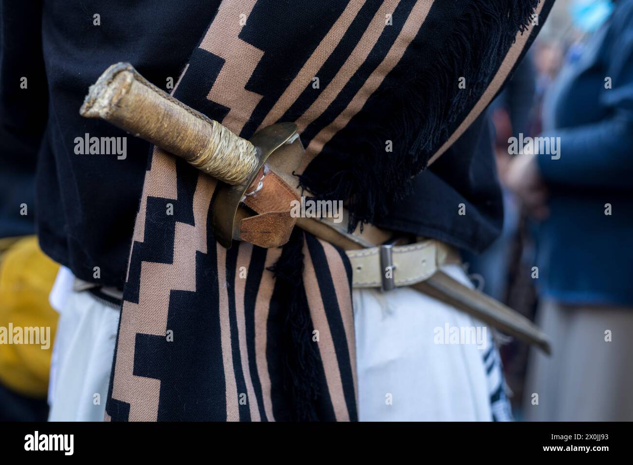 Rückansicht im Detail des traditionellen Gürtels und Messers (Facon) eines argentinischen Gauchos. Nahaufnahme, nicht erkennbare Person. Konzept argentinische Kultur und T Stockfoto