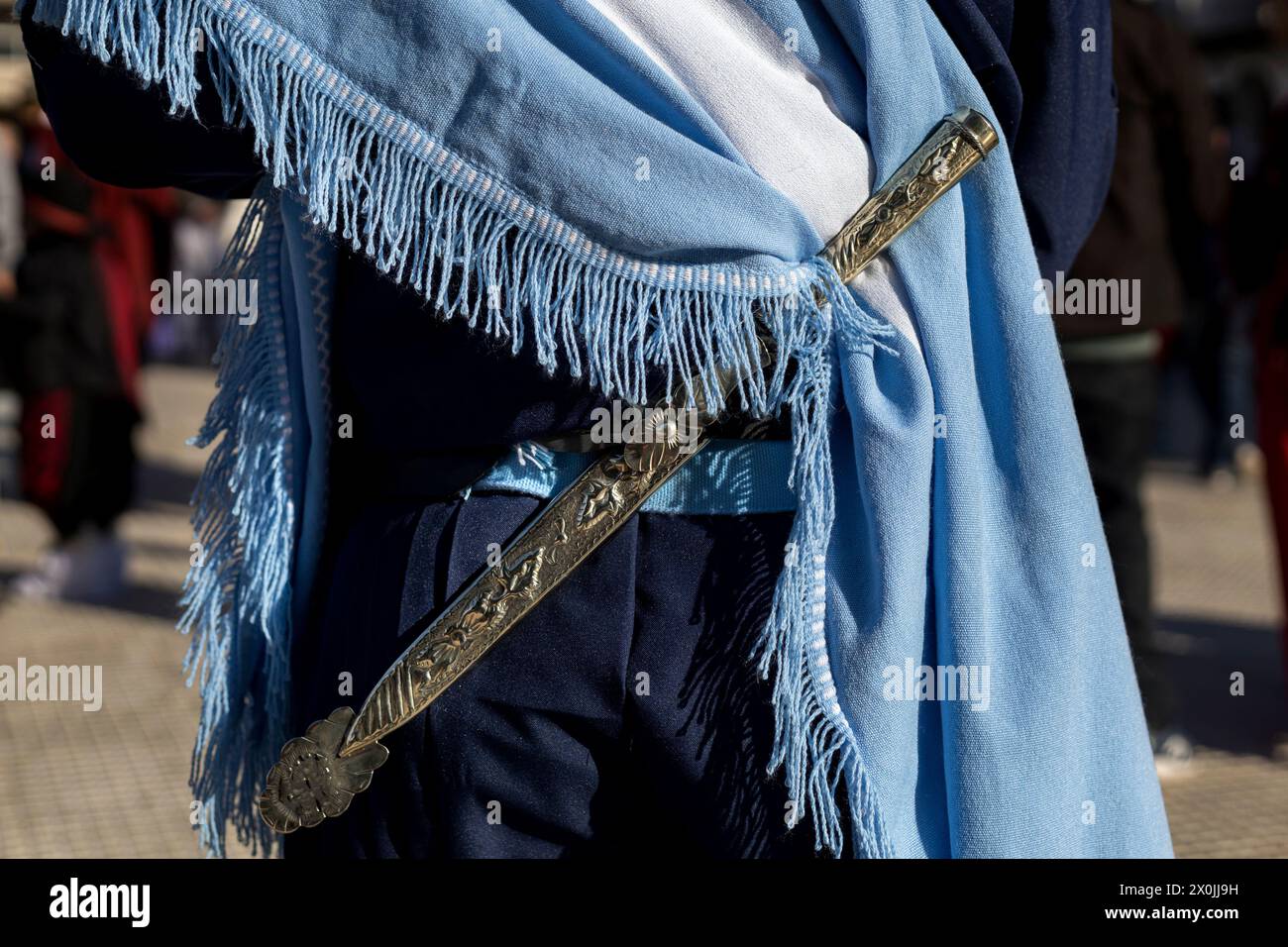 Rückansicht im Detail des traditionellen Gürtels und Messers (Facon) eines argentinischen Gauchos. Nahaufnahme, nicht erkennbare Person. Konzept argentinische Kultur und T Stockfoto