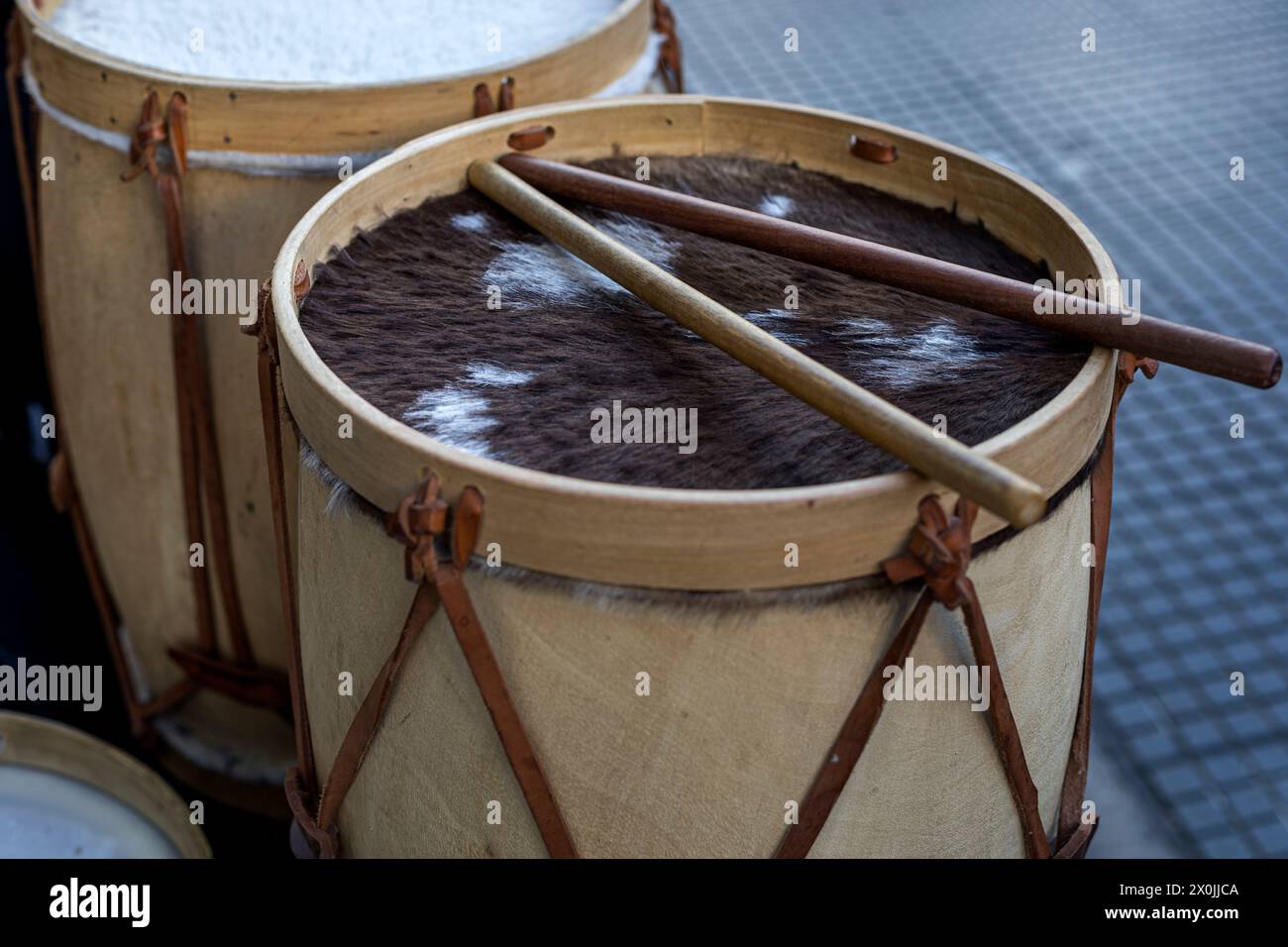 Der Bombo legüero, ein populäres Membranophon-Instrument der argentinischen Folklore, ursprünglich aus der Provinz Santiago del Estero. Konzept Argentinisches Cu Stockfoto