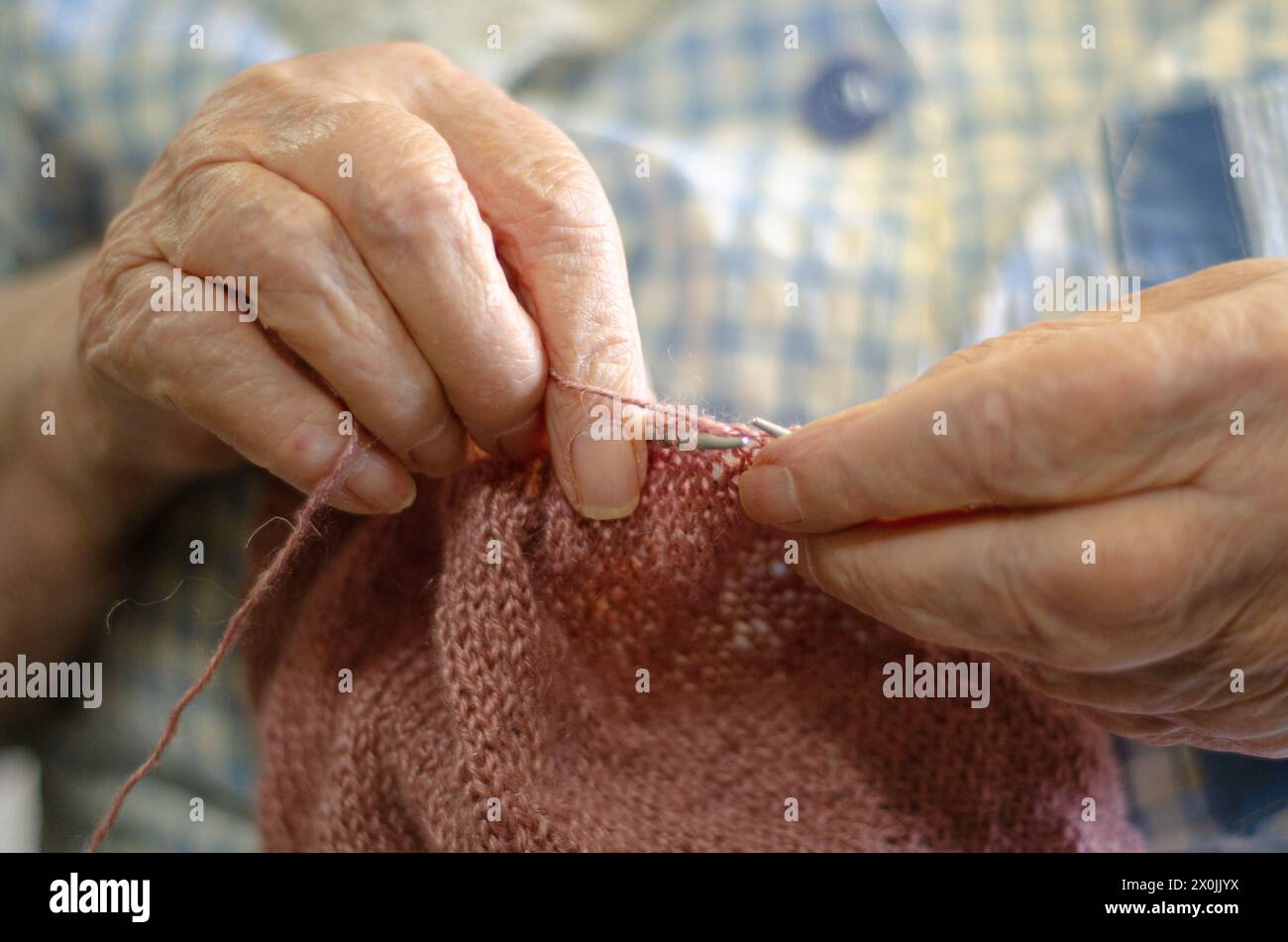 Alte Frau strickt zu Hause Stockfoto