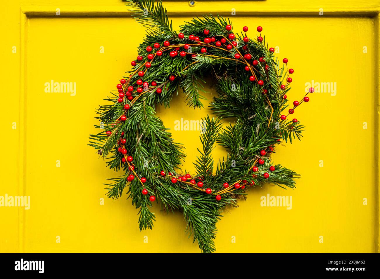Ein traditioneller Weihnachtskranz an der Haustür zu Weihnachten, Lewes, East Sussex, Großbritannien. Stockfoto