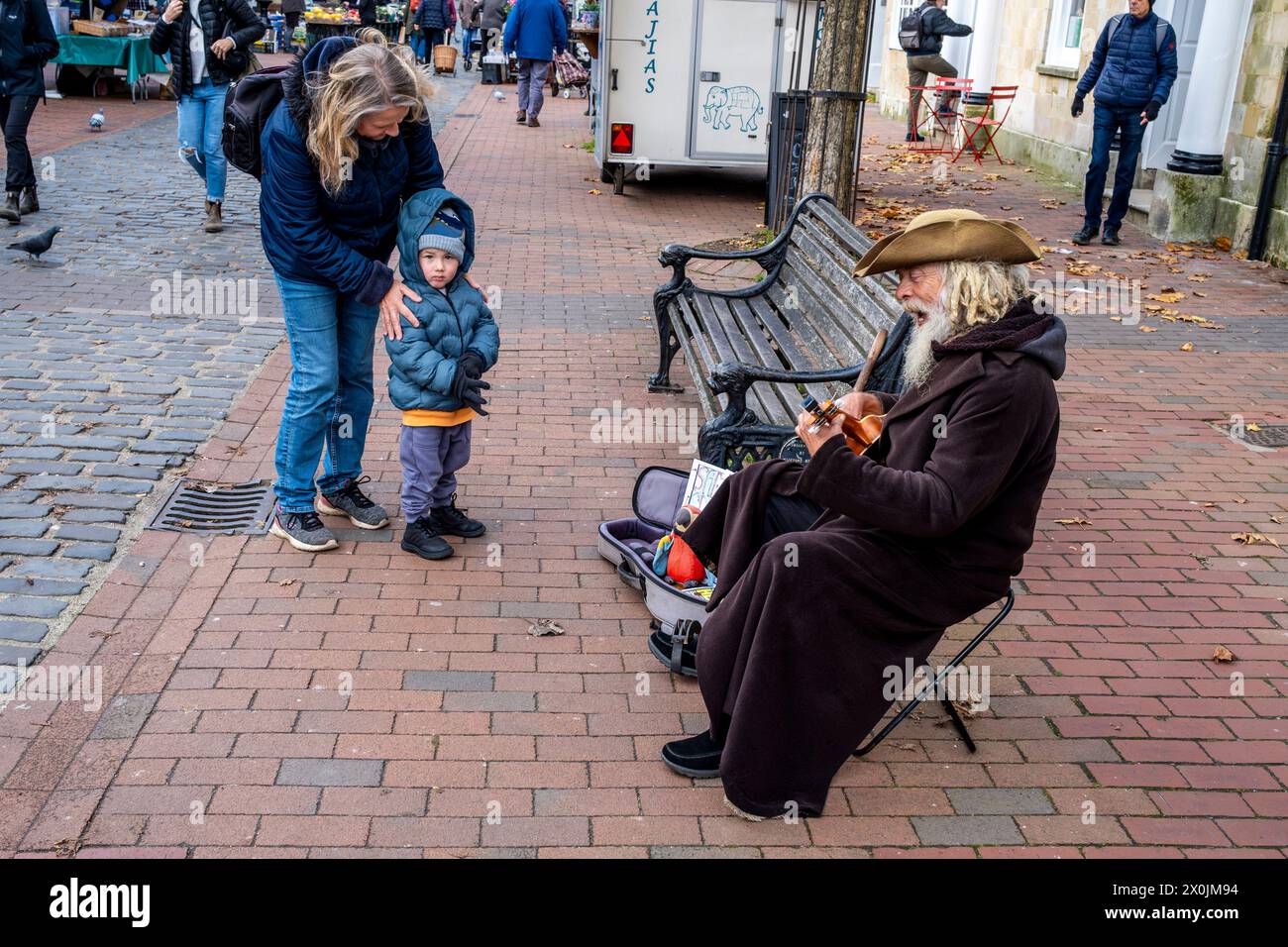 Ein Kind beobachtet nervös Einen Pirate Street Entertainer in der High Street, Lewes, East Sussex, Großbritannien. Stockfoto