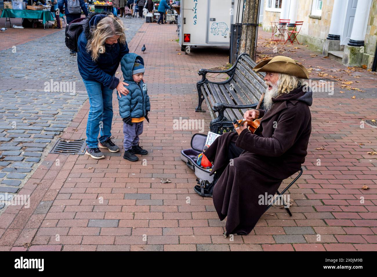 Ein Kind beobachtet nervös Einen Pirate Street Entertainer in der High Street, Lewes, East Sussex, Großbritannien. Stockfoto