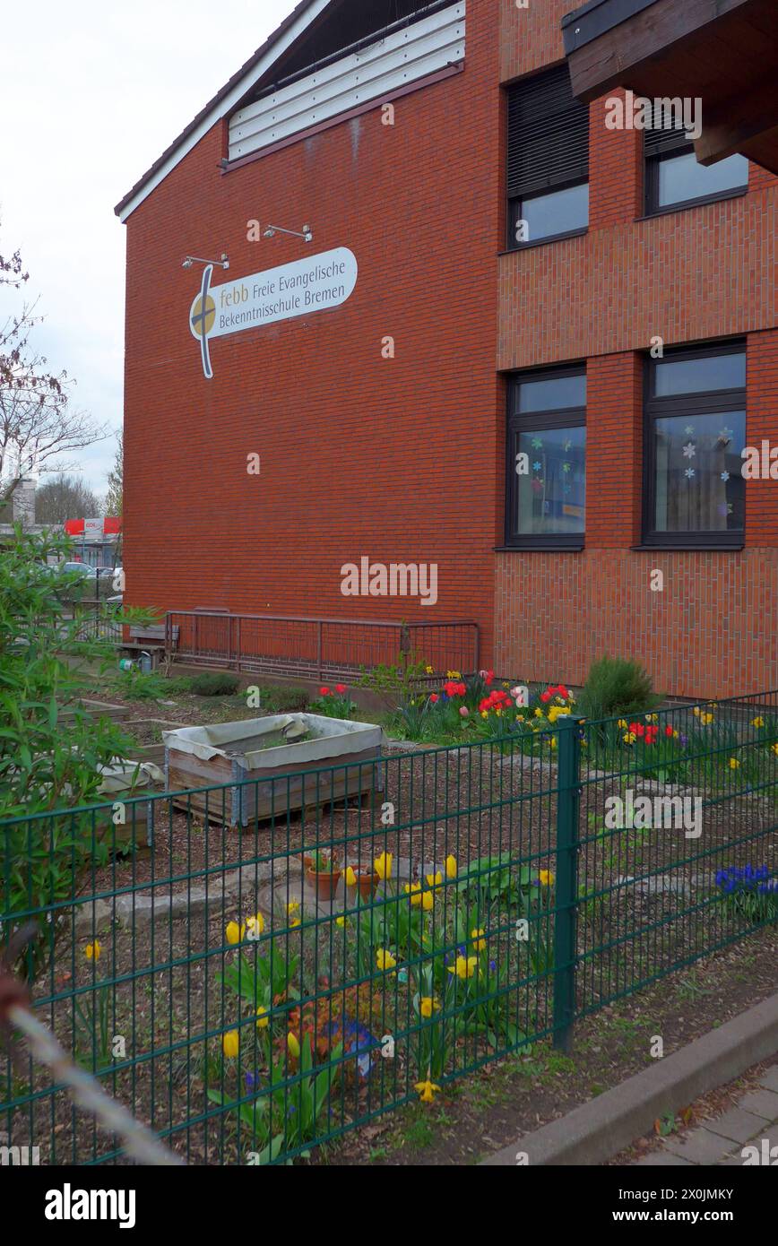 Die Freie Evangelische Bekenntnisschule Bremen febb. Ihr Trägerverein betreibt in Bremen-Habenhausen eine Grundschule Foto, eine Oberschule Gesamtschule und ein Gymnasium, außerdem in einem anderen Stadtteil eine weitere Grundschule. Die Privatschule ist evangelikal geprägt und eine staatlich anerkannte Bekenntnisschule in freier Trägerschaft. Ihr Motto lautet: Glaube. Hoffnung. Liebe Liebe. *** Die Freie Evangelische Bekenntnisschule Bremen febb betreibt eine Grundschule Foto, eine Gesamtschule und ein Gymnasium in Bremen Habenhausen sowie eine weitere Grundschule in Anothe Stockfoto