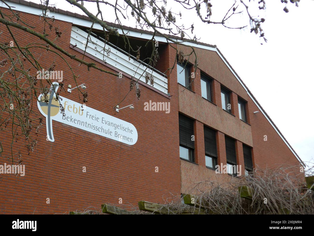 Die Freie Evangelische Bekenntnisschule Bremen febb. Ihr Trägerverein betreibt in Bremen-Habenhausen eine Grundschule Foto, eine Oberschule Gesamtschule und ein Gymnasium, außerdem in einem anderen Stadtteil eine weitere Grundschule. Die Privatschule ist evangelikal geprägt und eine staatlich anerkannte Bekenntnisschule in freier Trägerschaft. Ihr Motto lautet: Glaube. Hoffnung. Liebe Liebe. *** Die Freie Evangelische Bekenntnisschule Bremen febb betreibt eine Grundschule Foto, eine Gesamtschule und ein Gymnasium in Bremen Habenhausen sowie eine weitere Grundschule in Anothe Stockfoto