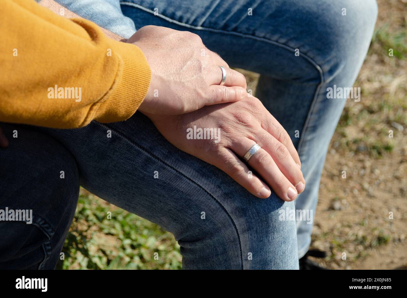 Homosexuelle Männer verbinden sich mit Verlobungsringen. Homosexuelle Ehe und Freiheitskonzept. Stockfoto