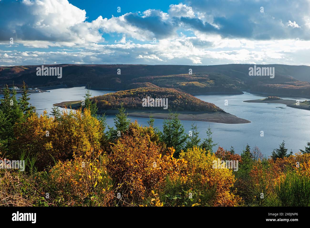 Panoramablick auf den Rursee, natürliche Idylle in der Nordeifel, Schmidt: Schöner Ausblick, Dorfleben mit Seeblick, ruhiger Rückzugsort am Rursee Stockfoto