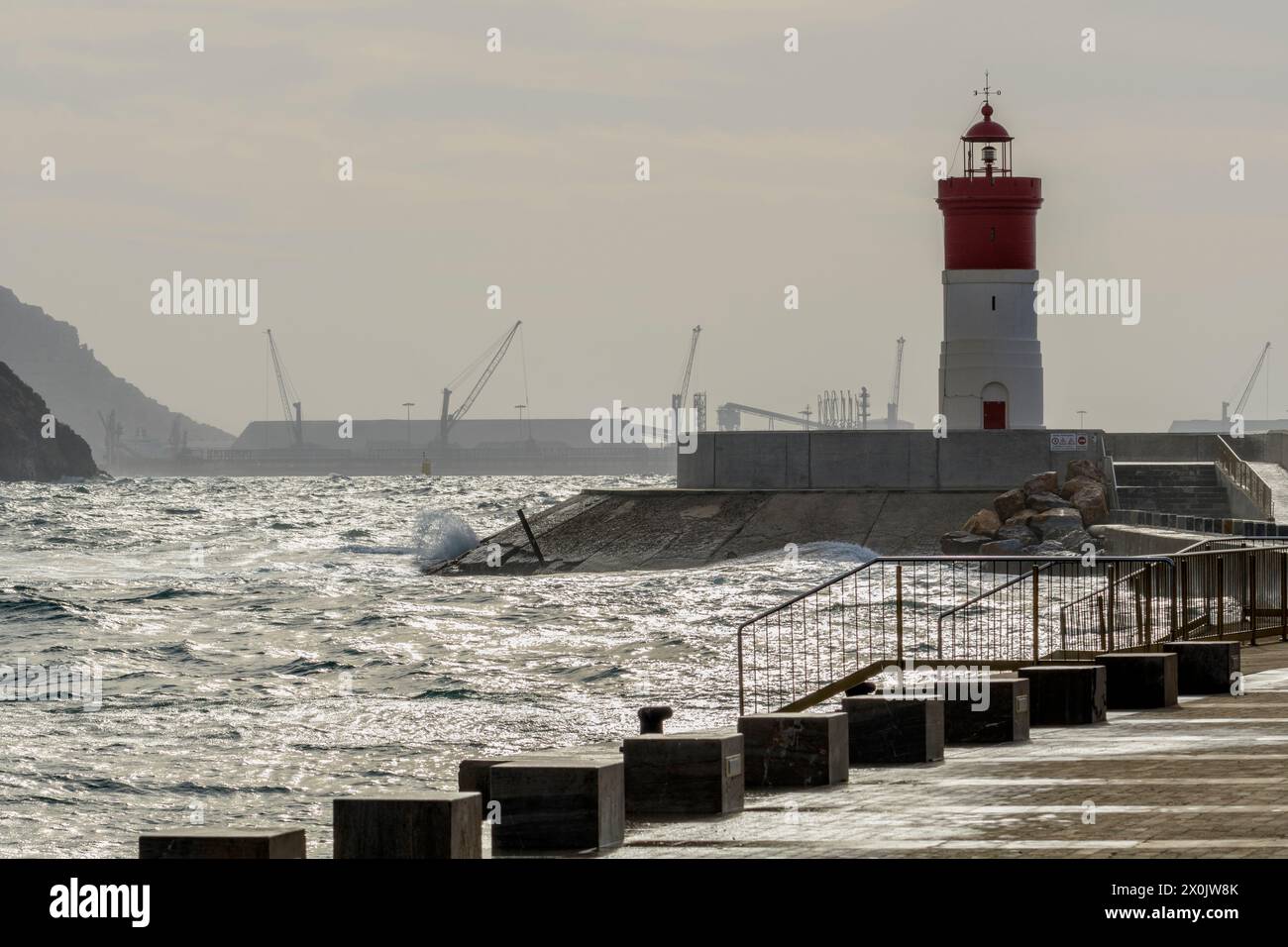 Der rote Leuchtturm des Weihnachtsdocks auf der Mole zur Verteidigung gegen den Südostwind der Bucht im Hafen von Cartagena, Spanien, Europa Stockfoto