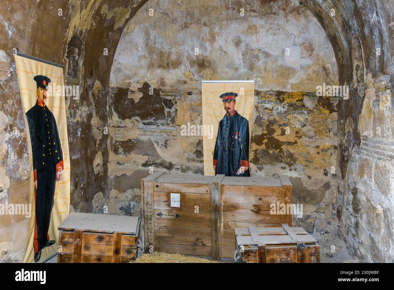 Foto von Soldaten an der Wand des Pulverfasses in Fort Christmas, rechts vom Hafen in der neoklassizistischen Stadt Cartagena, Region Murcia. Stockfoto