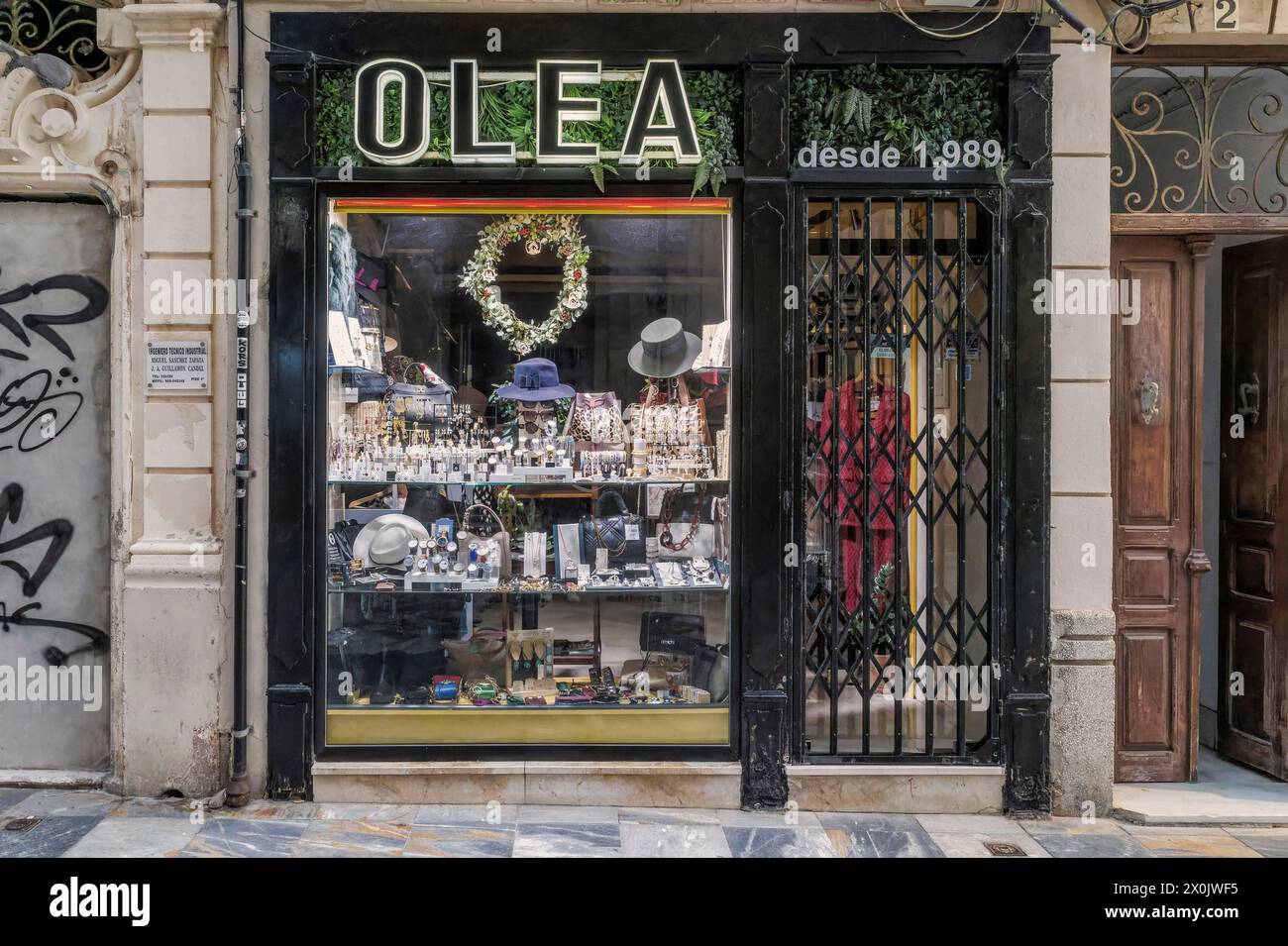 Außenfassade mit der Eingangstür und dem Fenster des Olea Damenbekleidung, Accessoires, Mode und Schuhe in der Stadt Cartagena. Stockfoto