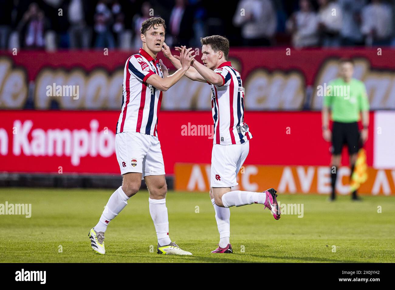 TILBURG - 12-04-2024. Stadion Koning Willem II. Keuken Kampioen Divisie, KKD. Saison 2023-2024. Willem II - Jong AZ. Willem II Spieler Max Svensson feiert das Tor, Willem II Spieler Erik Schouten. 1-1. r Credit: Pro Shots/Alamy Live News Stockfoto