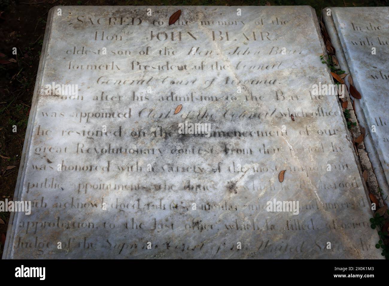 Das Grab des Gründers von Pater John Blair, Unterzeichner der US-Verfassung und erster Richter am Obersten Gerichtshof in der Bruton Parish Church in Colonial Wi Stockfoto