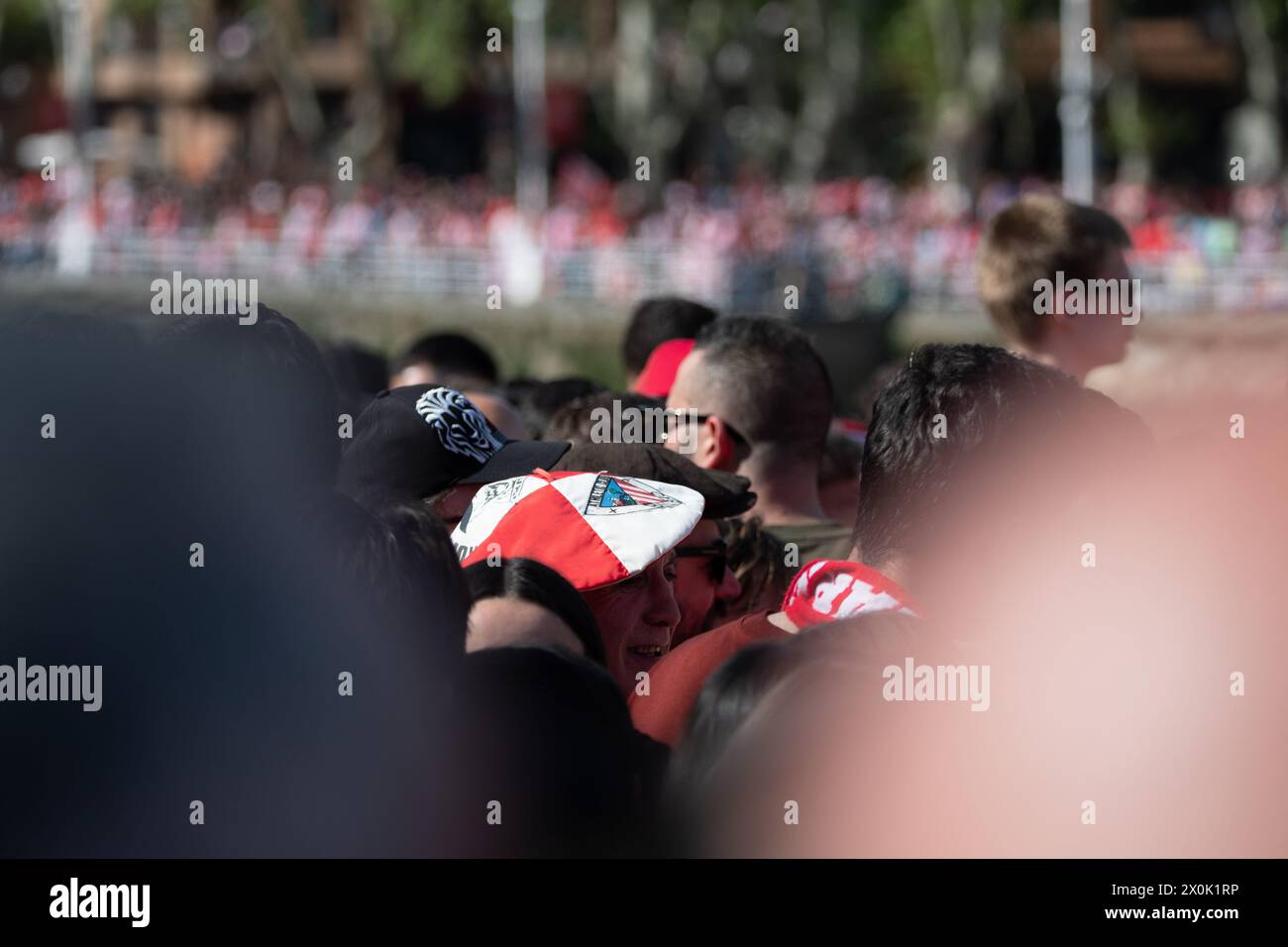 Bilbao, Biskaya, Spanien - 11. April 2024 - Fans des Athletic Club de Bilbao feiern den 25. Copa del Rey-Titel mit dem Lastkahn Stockfoto