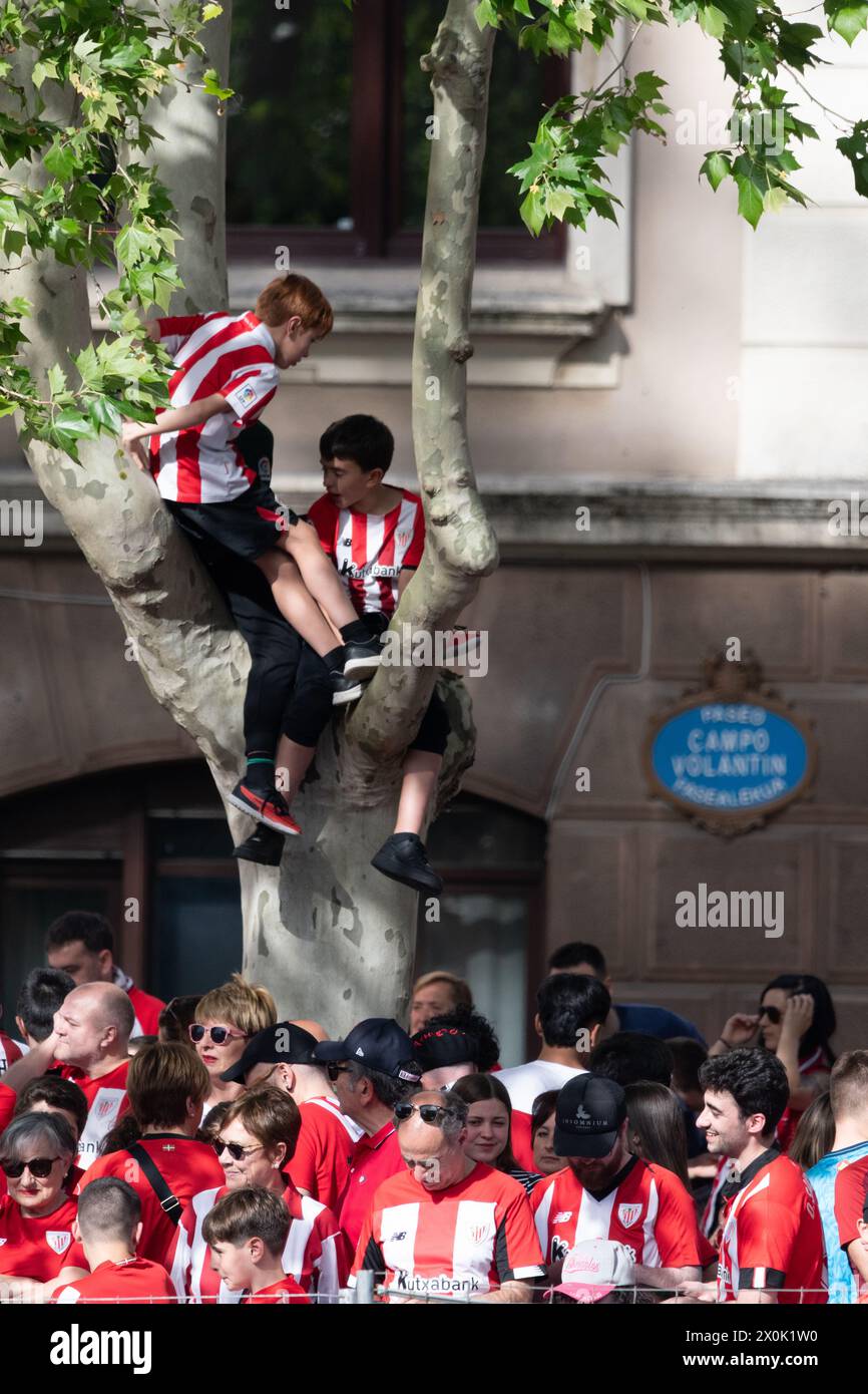 Bilbao, Biskaya, Spanien - 11. April 2024 - Fans des Athletic Club de Bilbao feiern den 25. Copa del Rey-Titel mit dem Lastkahn Stockfoto