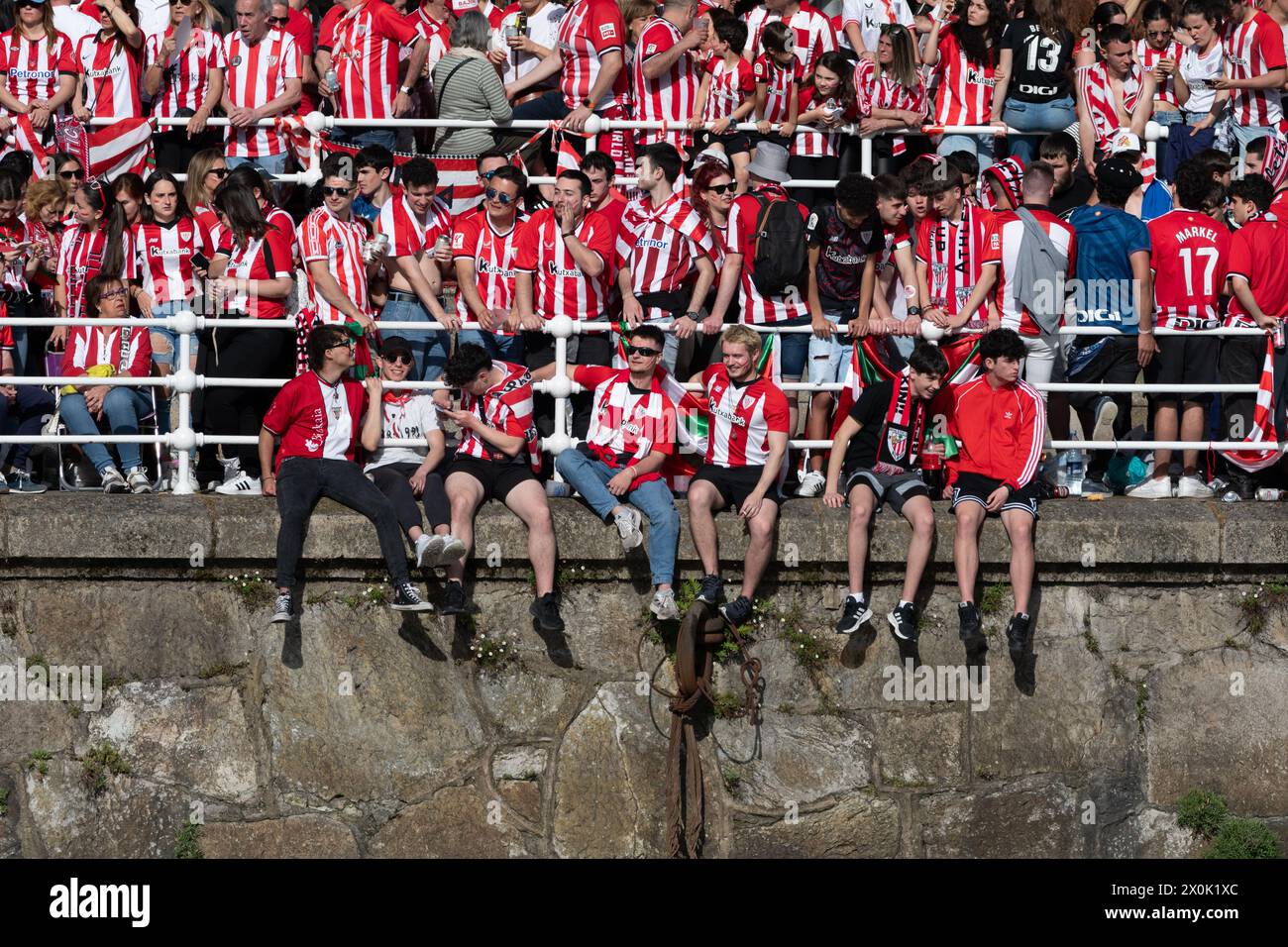 Bilbao, Biskaya, Spanien - 11. April 2024 - Fans des Athletic Club de Bilbao feiern den 25. Copa del Rey-Titel mit dem Lastkahn Stockfoto