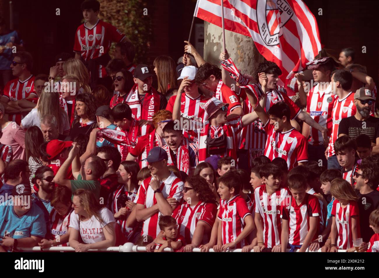 Bilbao, Biskaya, Spanien - 11. April 2024 - Fans des Athletic Club de Bilbao feiern den 25. Copa del Rey-Titel mit dem Lastkahn Stockfoto