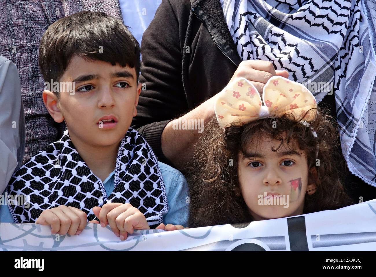 Diyarbakir, Türkei. April 2024. Kinder werden während der Vorführung gesehen. Der Tod von 3 Söhnen und 4 Enkeln von Ismail Haniyeh, Chef des Politbüros der Hamas-Organisation, bei einem israelischen Angriff wurde nach Freitagsgebeten in Diyarbakir, Türkei, mit einer Demonstration, an der Hunderte von Menschen teilnahmen, protestiert. Es wurden Beerdigungsgebete und Gebete für die Toten gesprochen. (Foto: Mehmet Masum Suer/SOPA Images/SIPA USA) Credit: SIPA USA/Alamy Live News Stockfoto