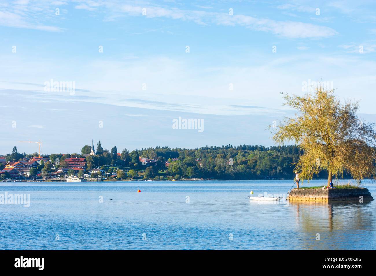 Gstadt am Chiemsee, Chiemsee, Hafen und Bootsanleger Gstadt am Chiemsee, Boot, Chiemsee Alpenland, Oberbayern, Bayern, Deutschland Stockfoto