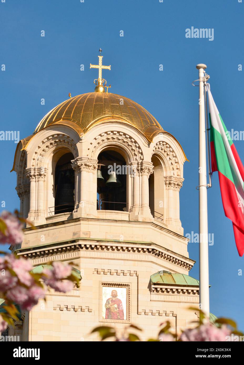St. Goldene Kuppel der Alexander-Newski-Kathedrale und bulgarische Nationalflagge in Sofia Bulgarien; Osteuropa, Balkan, EU-Kopierraum Stockfoto
