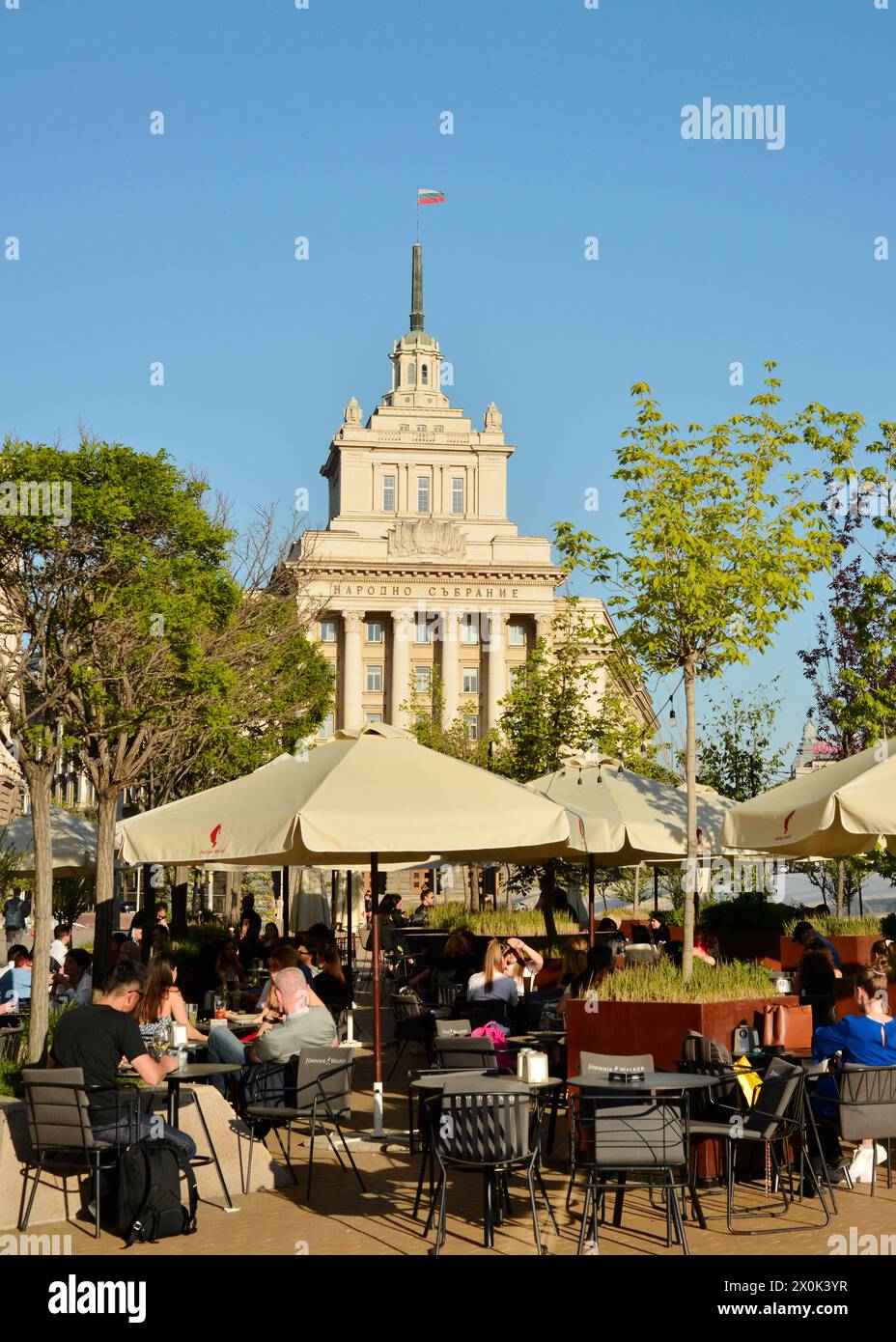 Café im Freien und Gäste, die im Freien im ehemaligen kommunistischen Parteihaus in Sofia, Bulgarien, Osteuropa, Balkan, EU essen Stockfoto
