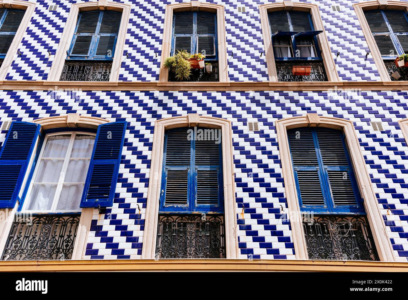 Gebäude mit weiß-blau gekachelter Fassade an der Main Street. Gibraltar, British Overseas Territory, Vereinigtes Königreich, Europa Stockfoto