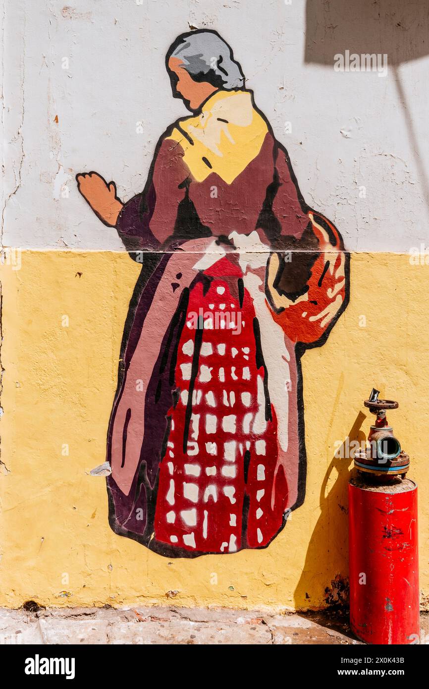 Frau mit Rücken auf einem Wandbild neben einem Hydranten gemalt. Gibraltar, British Overseas Territory, Vereinigtes Königreich, Europa Stockfoto