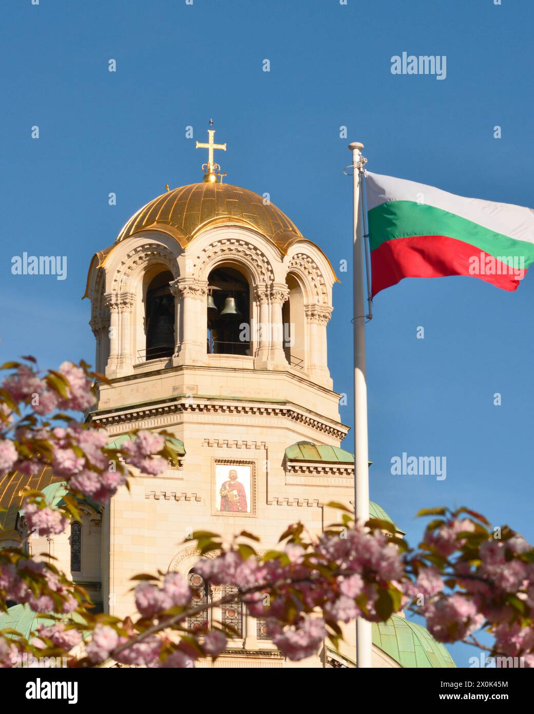 Goldene Kuppel von St.. Alexander-Newski-Kathedrale und bulgarische Nationalflagge durch Sakura blühende Kirschbäume in Sofia Bulgarien, Balkan, EU Stockfoto