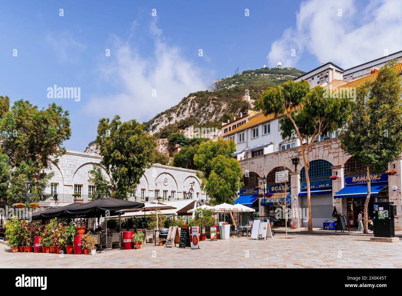 Der Grand Casemates Square ist der größere der beiden Hauptplätze. Es ist gesäumt von zahlreichen Pubs, Bars und Restaurants und dient als Tor nach Gibraltar Stockfoto