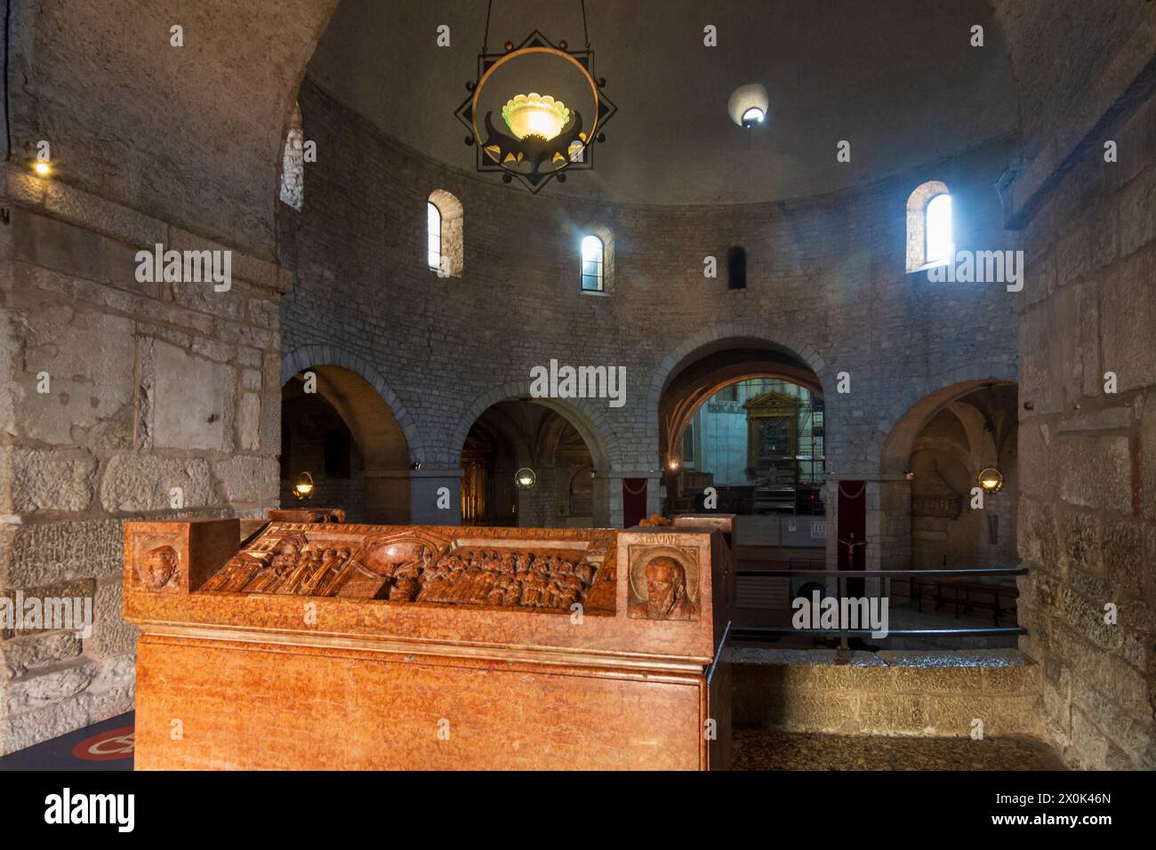 Brescia, altes Innere der Kathedrale, Sarkophag von Bischof Berardo Maggi (1308) aus rotem Marmor in Brescia, Lombardei/Lombardei, Italien Stockfoto