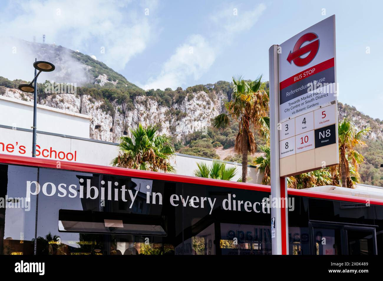 Bushaltestelle, öffentliche Stadtbusse. Gibraltar, British Overseas Territory, Vereinigtes Königreich, Europa Stockfoto