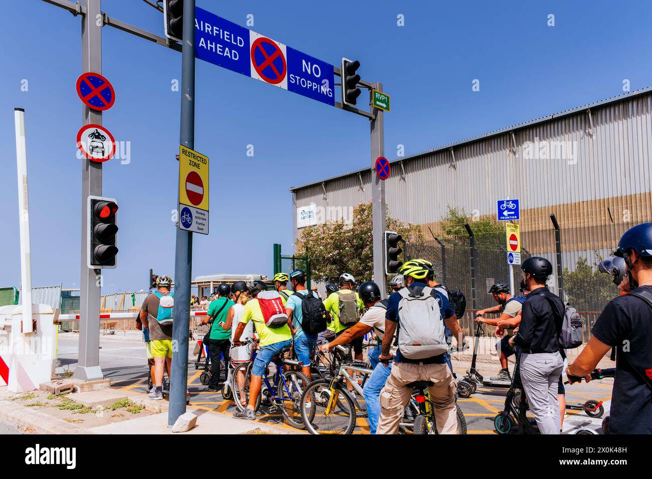 Leute, die auf den Start des Flugzeugs warten, um die Start- und Landebahn des Flughafens auf dem Weg zur Grenze zu überqueren. Gibraltar, Britisches Überseegebiet, Vereinigtes Königreich, Stockfoto