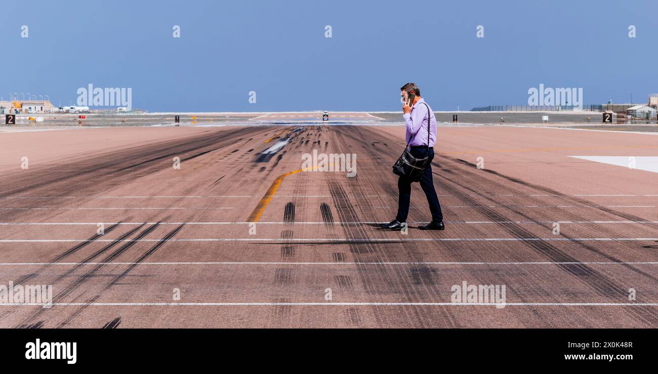 Fußgänger gehen über die Landebahn am Flughafen Gibraltar, um zwischen Gibraltar und Spanien zu gelangen. Gibraltar, British Overseas Territory, Vereinigtes Königreich, E Stockfoto