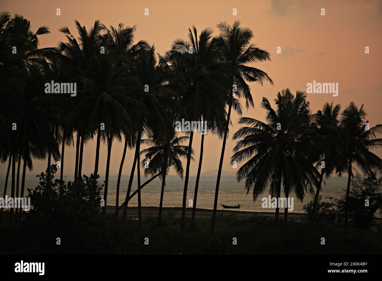 Blick auf den Sonnenuntergang von Mae Ramphueng Beach, Bang Saphan Noi, Prachuap Khiri Khan, Thailand Stockfoto