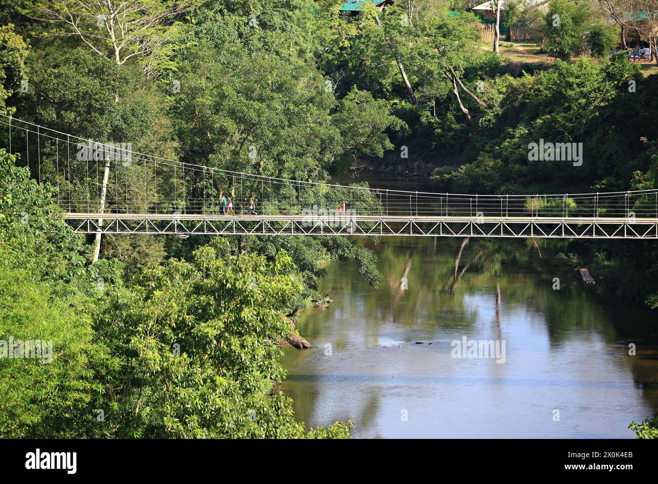 Hängebrücke aus Stahlseil über den Phetchaburi River, Baan Pong Luek, Bang Kloy, Phetchaburi Thailand Stockfoto
