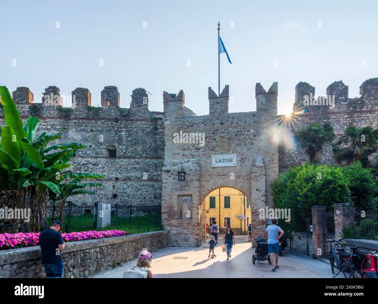 Lazise, Porta San Zeno, mittelalterliches Stadttor in Verona, Veneto, Italien Stockfoto