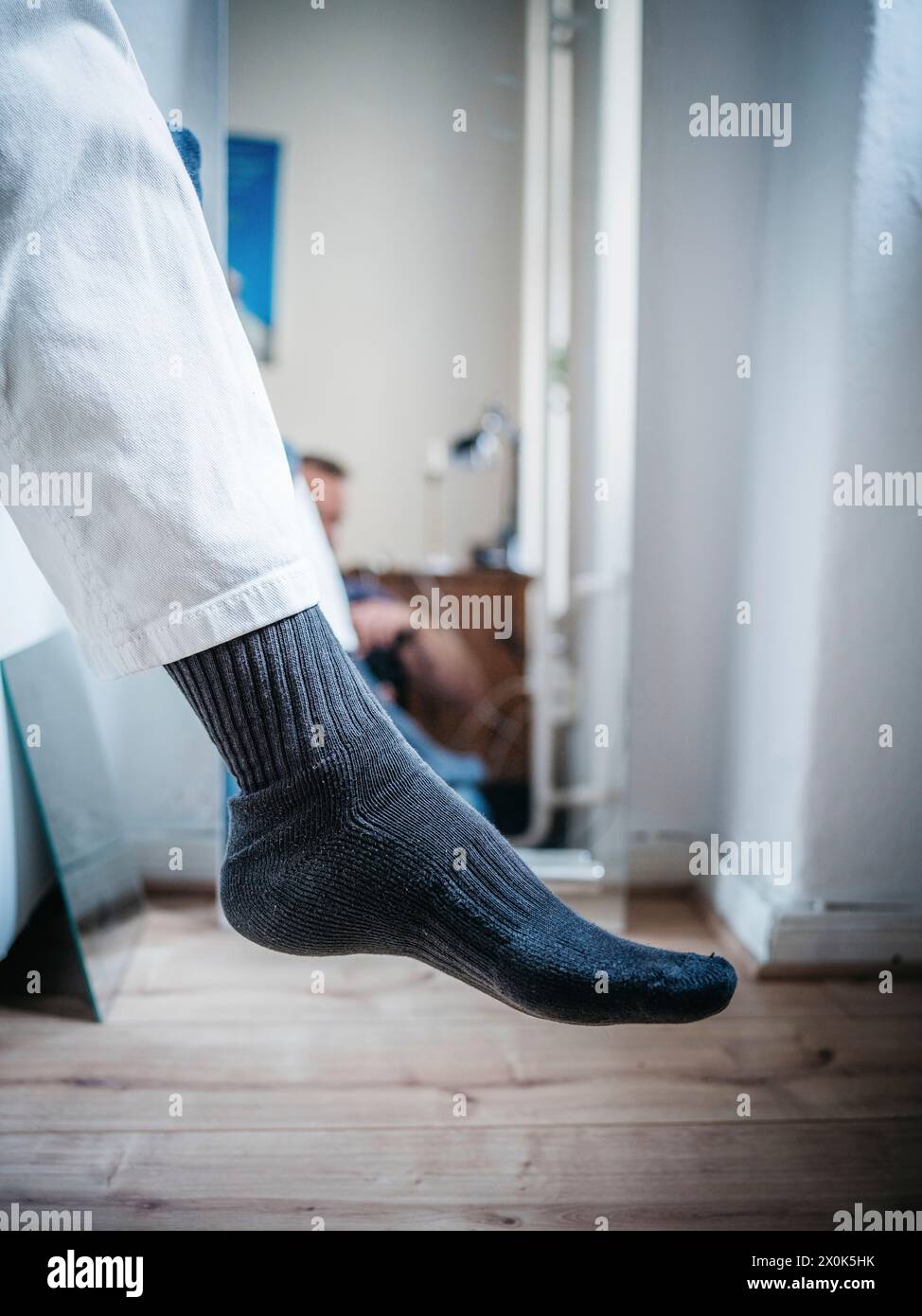 Mann mit schwarzen Tennissocken und weißen Hosen Stockfoto