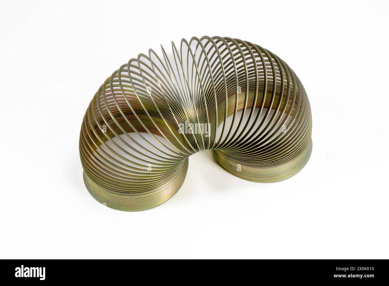 Großaufnahme von Metalldraht-Spiralspielzeug isoliert auf weißem Hintergrund Stockfoto Großaufnahme von Metalldraht-Spiralspielzeug isoliert auf weißem Hintergrund Stockfoto