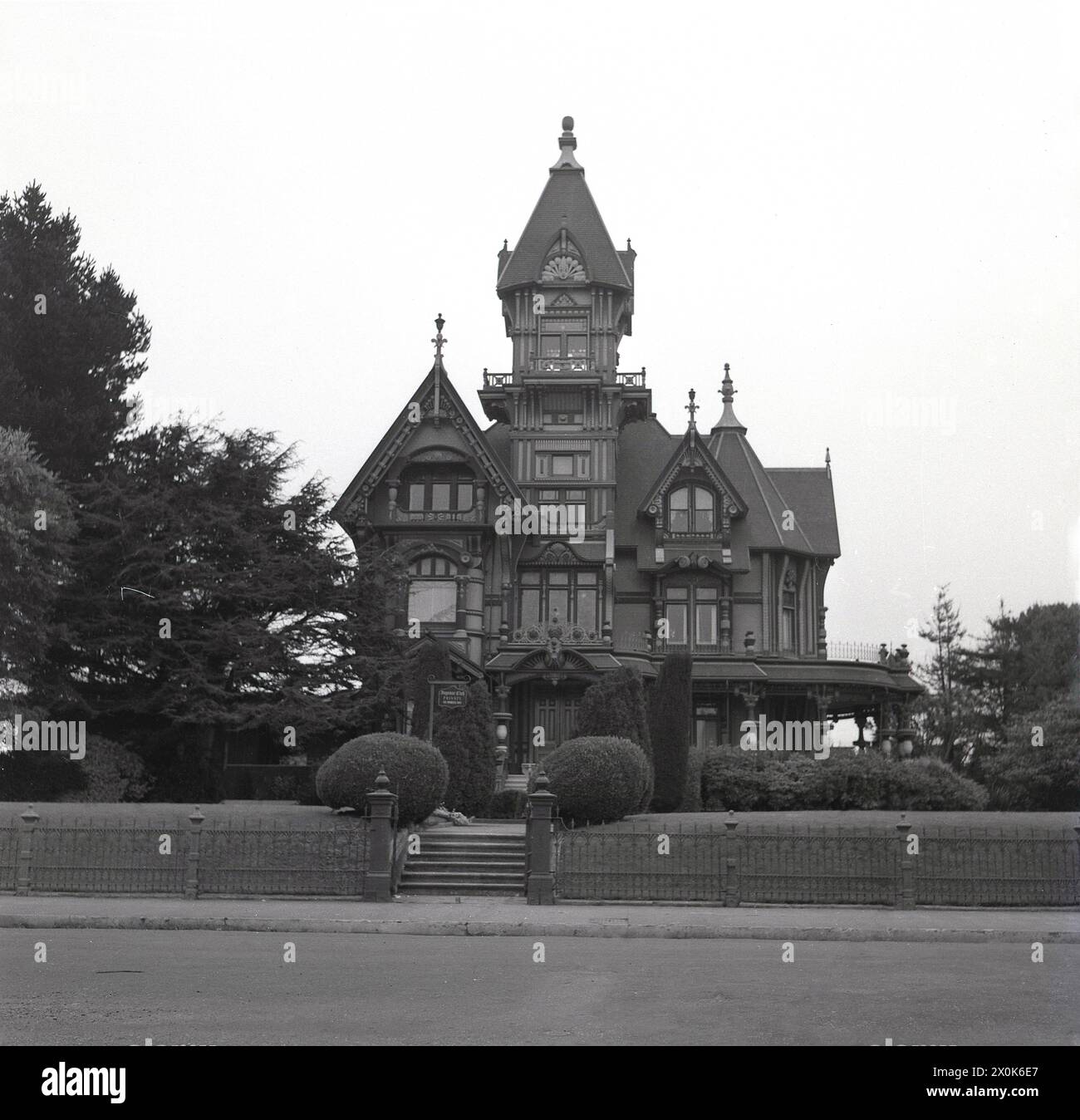 1950er Jahre, historisch, das unverwechselbare Carson Mansion, ein viktorianisches Haus im gotischen Stil des architektonischen Stils, in Old Town, Eureka, Kalifornien, USA. Es wurde 1885 als Familiensitz von Wiliam Carson, einem amerikanischen Mammutholzmagneten, erbaut. 1950 wurde es von lokalen Geschäftsleuten gebracht und wurde ein privater Club, der Ingomar Club, Members Only, wie auf dem Schild vor dem Eingang zu sehen ist. Stockfoto