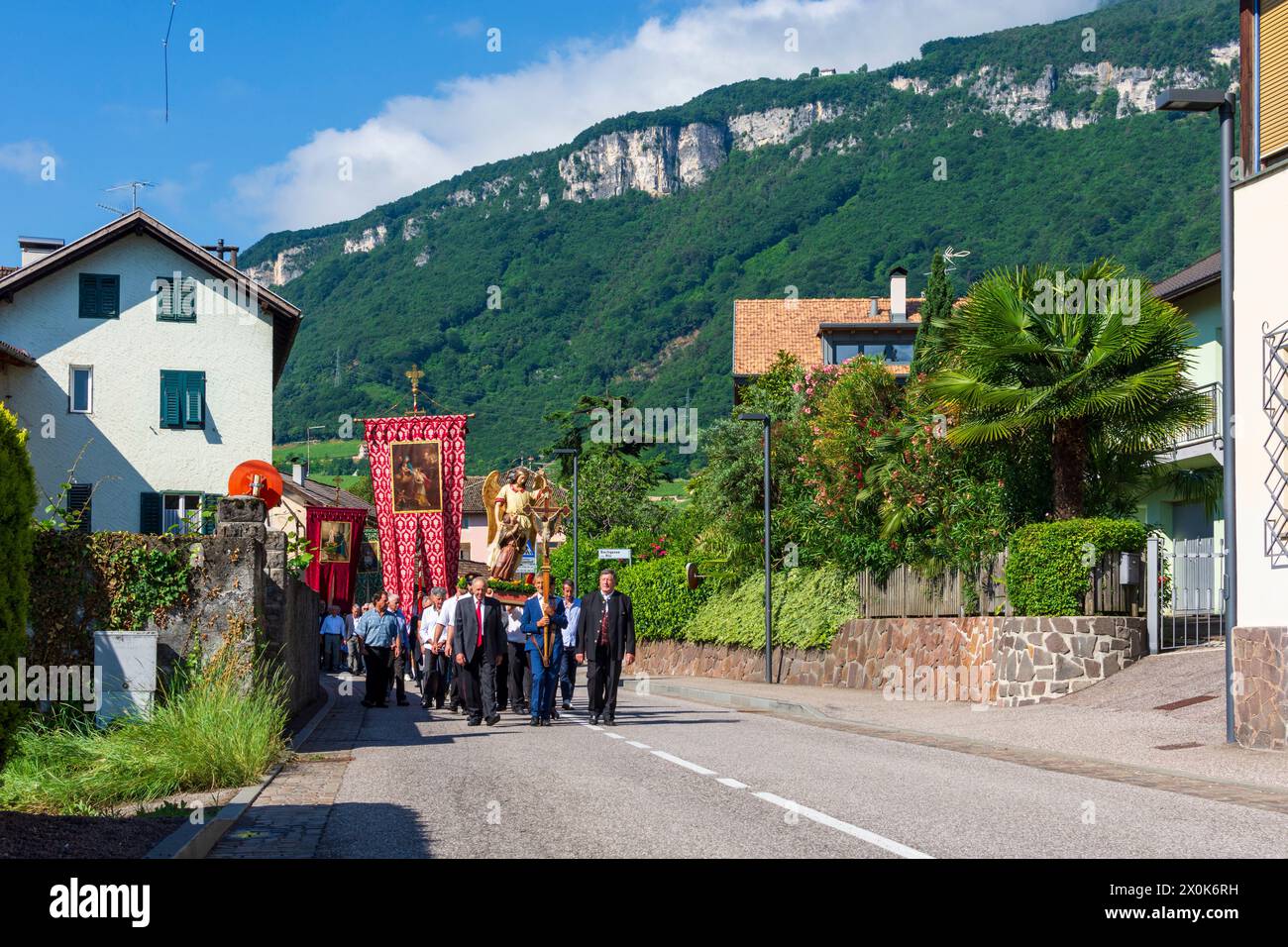 Tramin an der Weinstraße (Termeno sulla Strada del Vino), Fronleichnamsprozession, Menschen in traditioneller Kleidung, Kirchenfahnen in Südtirol, Trentino-Südtirol, Italien Stockfoto