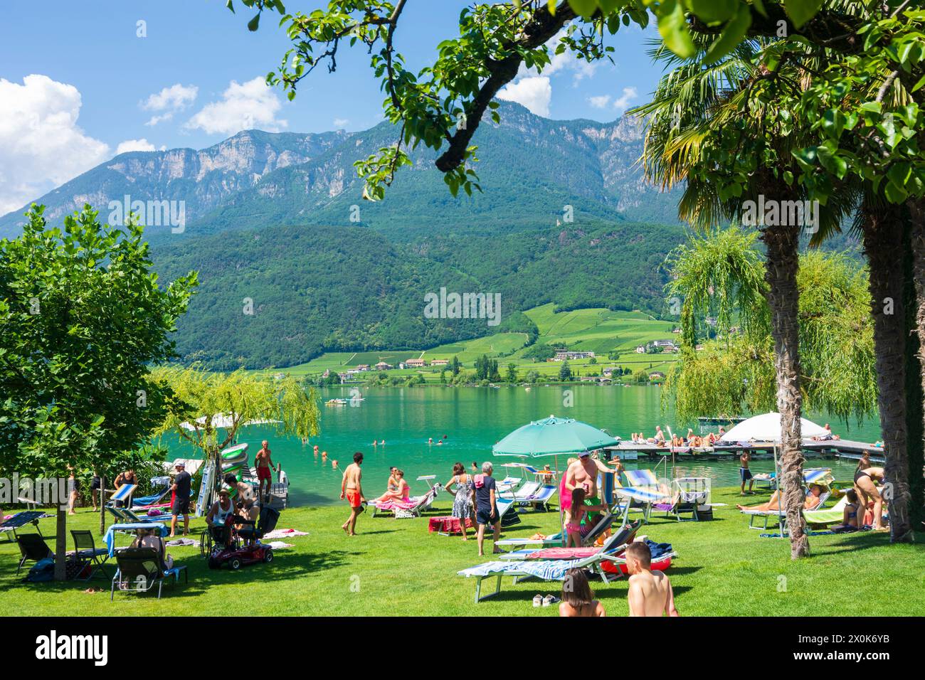 Kaltern an der Weinstraße (Kaltern Sulla Strada del Vino), Kalterer See, Strand, Bather, Berg Mendelkamm in Südtirol, Trentino-Südtirol, Italien Stockfoto