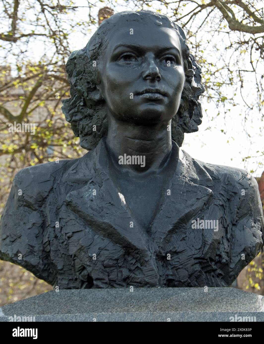 Statue von Violette Szabo, die eine wichtige Rolle in der SOE als französische Widerstandskämpfer im 2. Weltkrieg spielte, Lambeth, London, Großbritannien; Memorial Statue; Violette Stockfoto