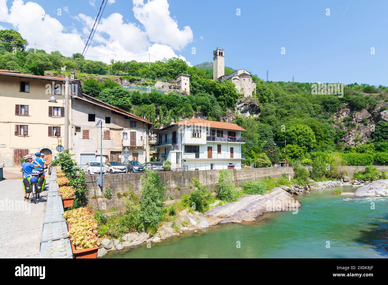 Capo di Ponte, Fluss Oglio, Brücke, Pieve von Saint Syrus (Pieve di San Siro) in Brescia, Lombardia/Lombardei, Italien Stockfoto