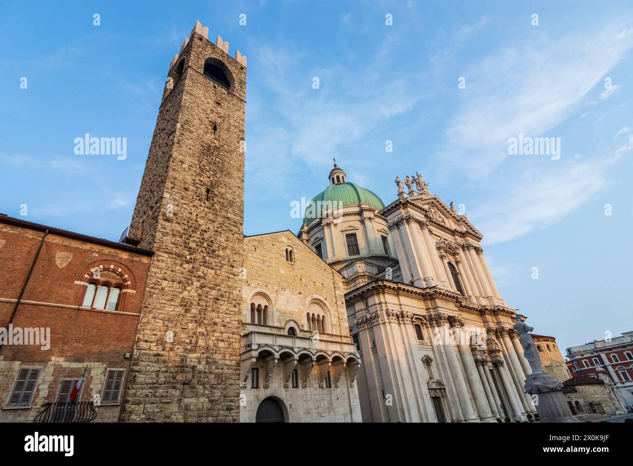 Brescia, Palazzo Broletto (Sitz der Provinz und der Präfektur Brescia), neue und alte Kathedrale, Piazza Paolo VI in Brescia, Lombardei/Lombardei, Italien Stockfoto