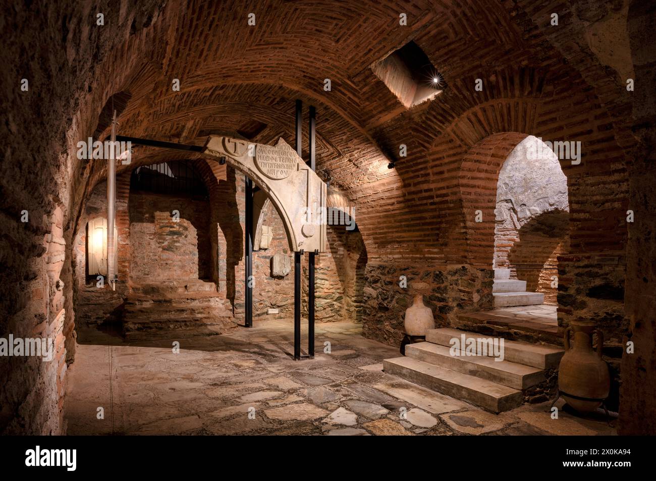Innenansicht des Ciborium-Altars, Krypta, Reste der römischen Bäder, Hagios Demetrios-Kirche, auch bekannt als Agios Dimtrios oder Demetrios-Basilika, Thessaloniki, Mazedonien, Griechenland Stockfoto