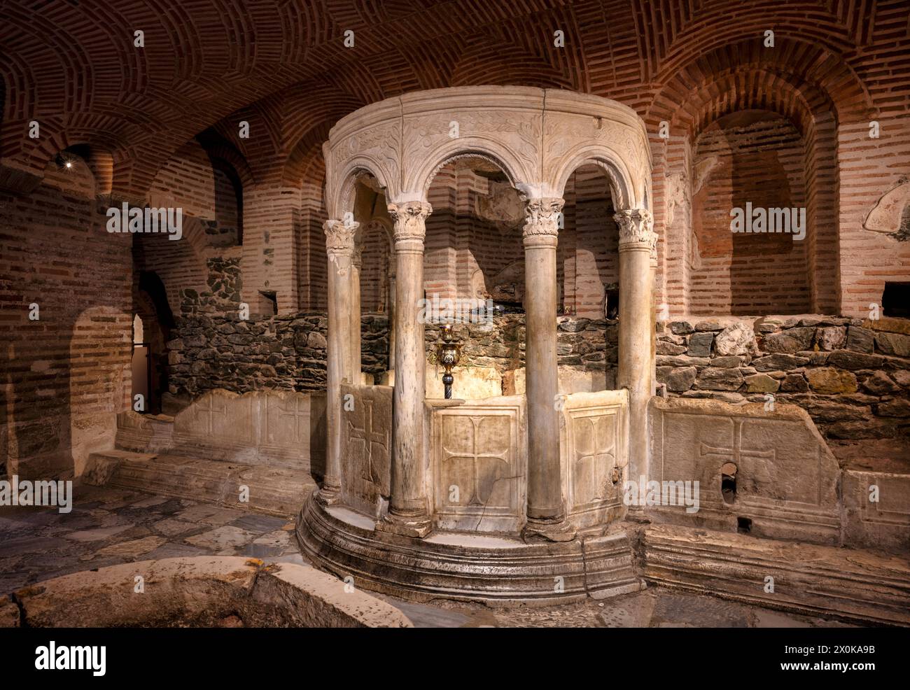 Innenansicht der Krypta, Reste der römischen Bäder, Kirche von Hagios Demetrios, auch bekannt als Agios Dimtrios oder Demetrios Basilika, Thessaloniki, Mazedonien, Griechenland Stockfoto