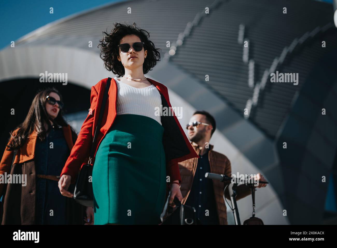 Geschäftspartner gehen selbstbewusst in einem dynamischen städtischen Umfeld Stockfoto