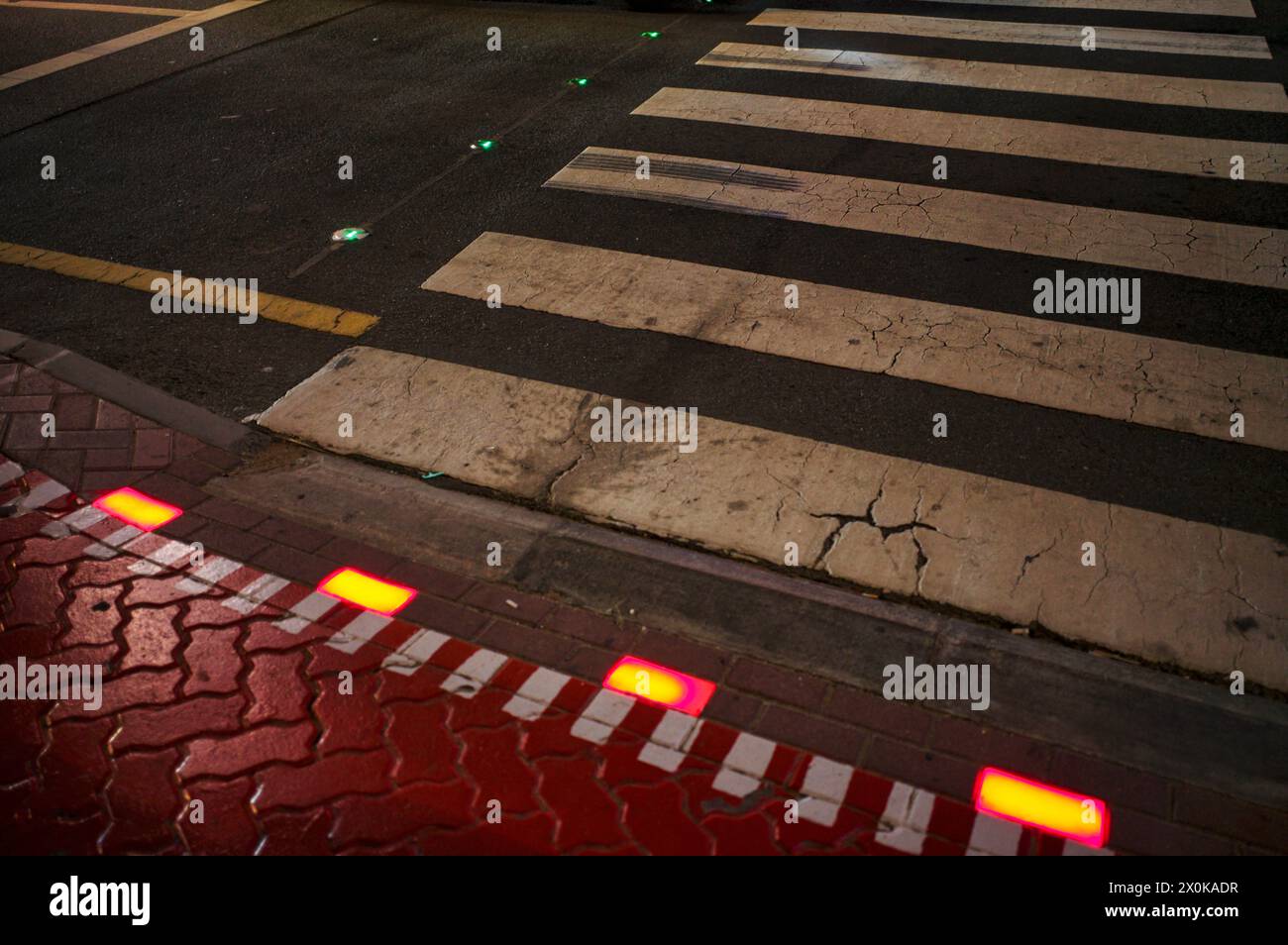 Nachtaufnahme, Crosswalk, Crosswalk, gegen Smartphone-Junkies, mit Bodenampel, Bodenampel, LED-Lichtern rot und grün im Asphalt, Verkehr, Dubai, Vereinigte Arabische Emirate, VAR Stockfoto