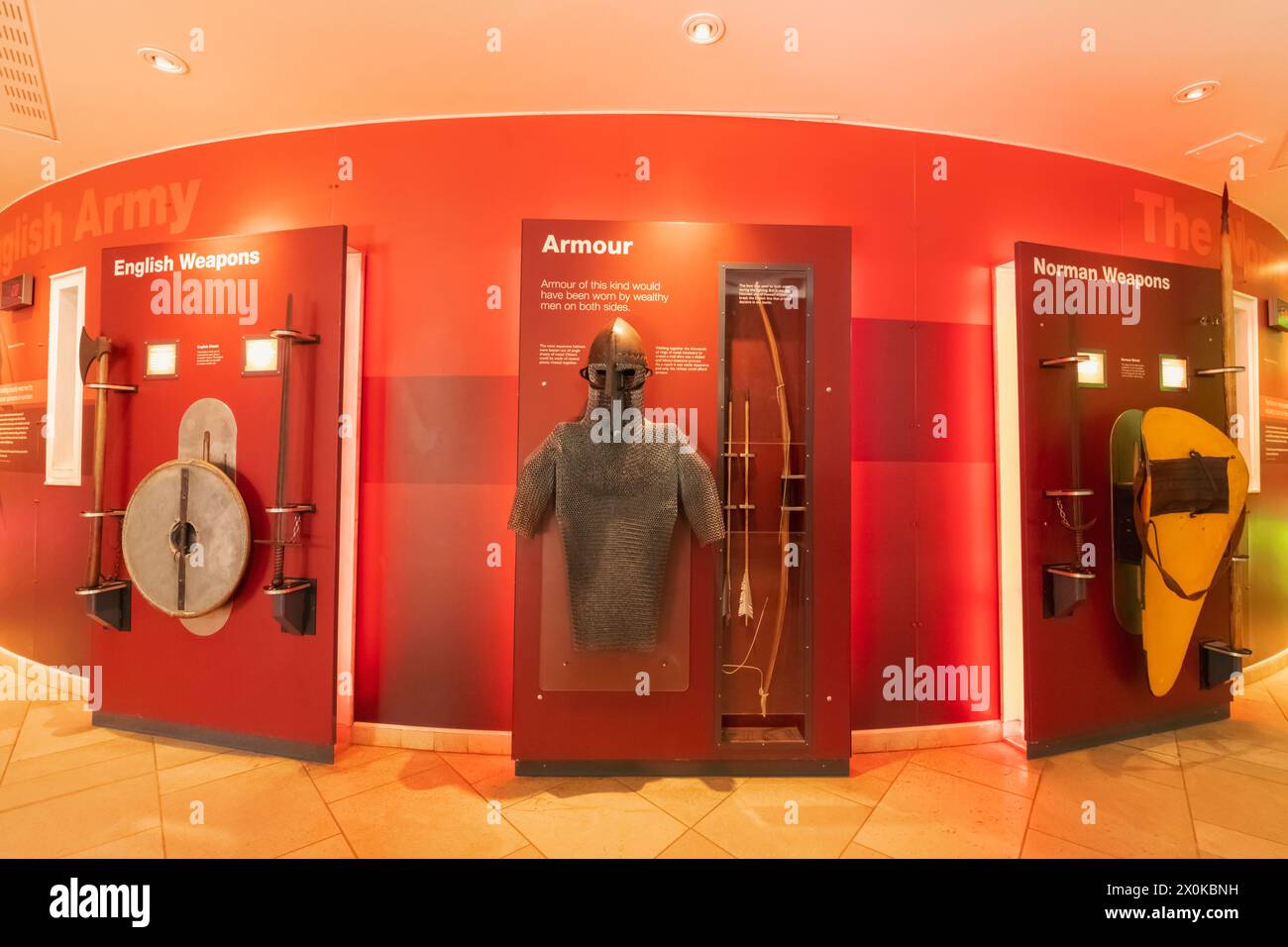 England, East Sussex, Battle Abbey, Ausstellung mittelalterlicher Rüstungen und Waffen im Visitors Centre Stockfoto